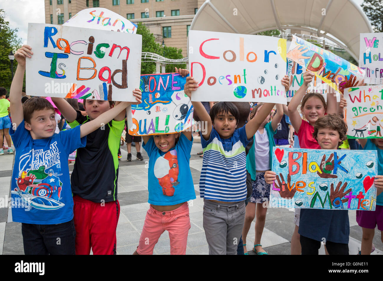 Asheville, Caroline du Nord - les élèves des écoles publiques de l'école élémentaire Dickson Isaac participer à un rassemblement contre le racisme. Banque D'Images