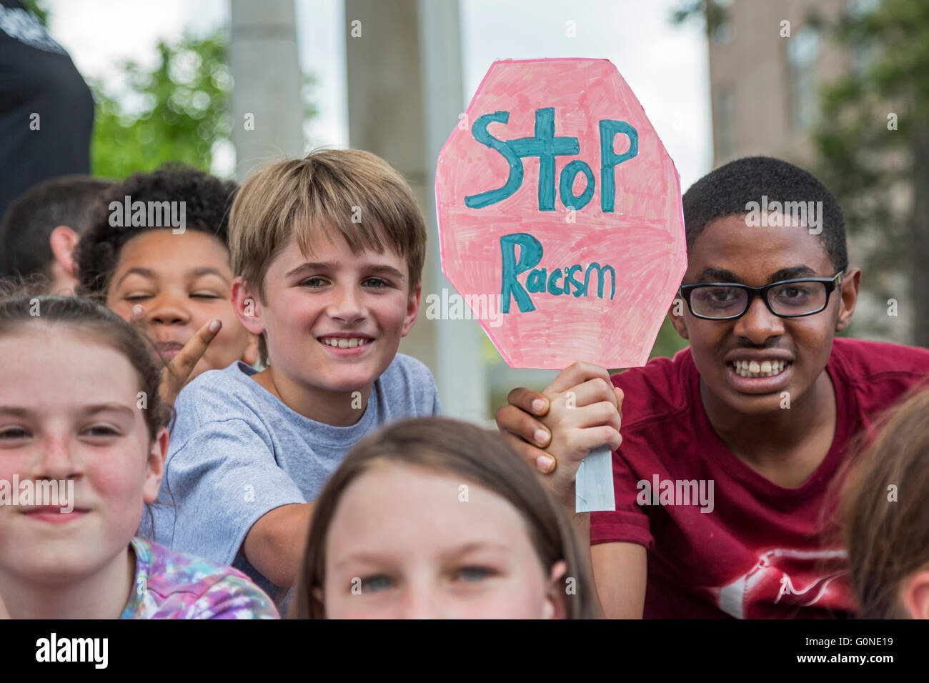 Asheville, Caroline du Nord - les élèves des écoles publiques de l'école élémentaire Dickson Isaac participer à un rassemblement contre le racisme. Banque D'Images