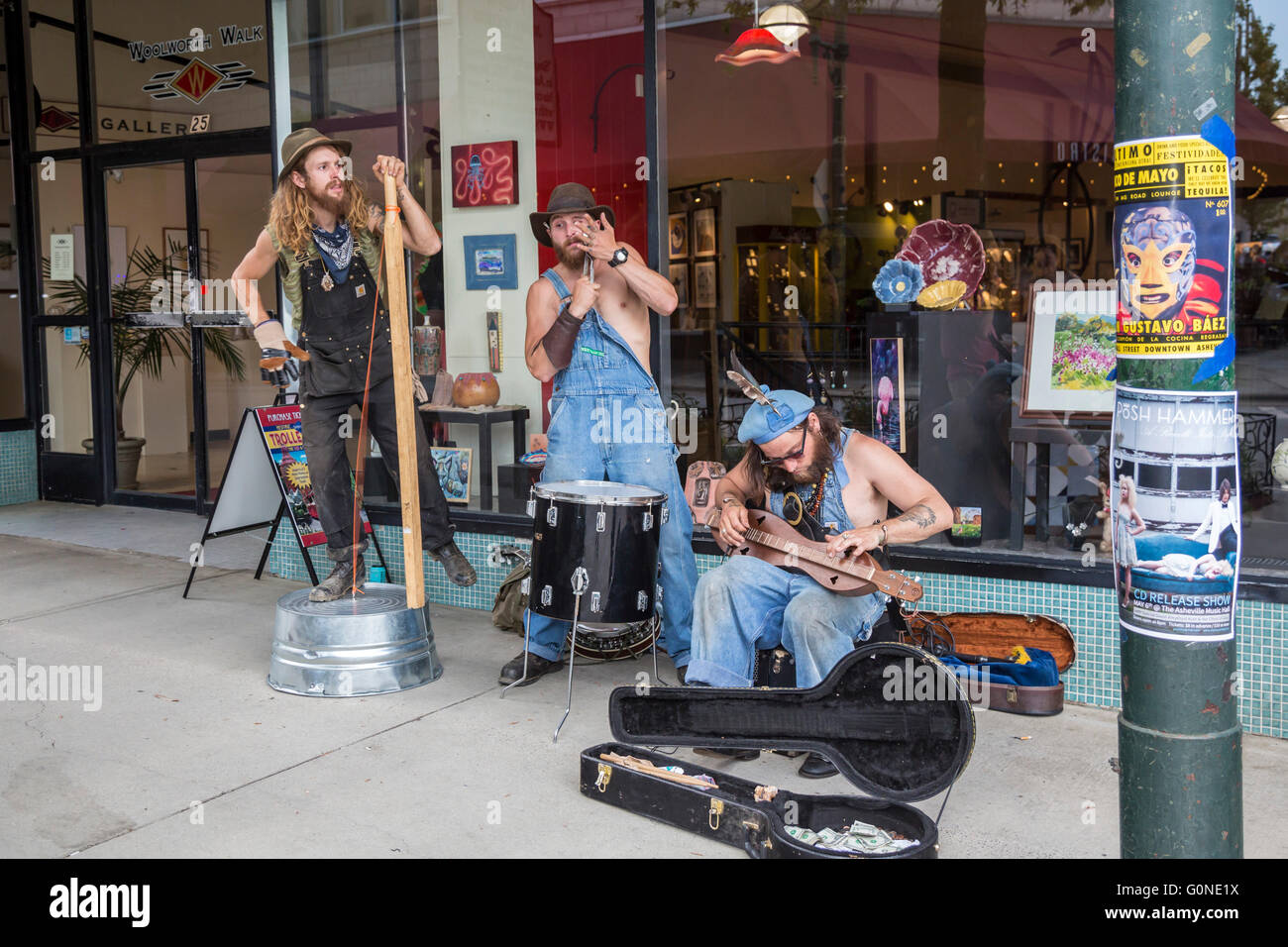 Asheville, Caroline du Nord - un jug band joue pour les dons sur une rue du centre-ville. Banque D'Images