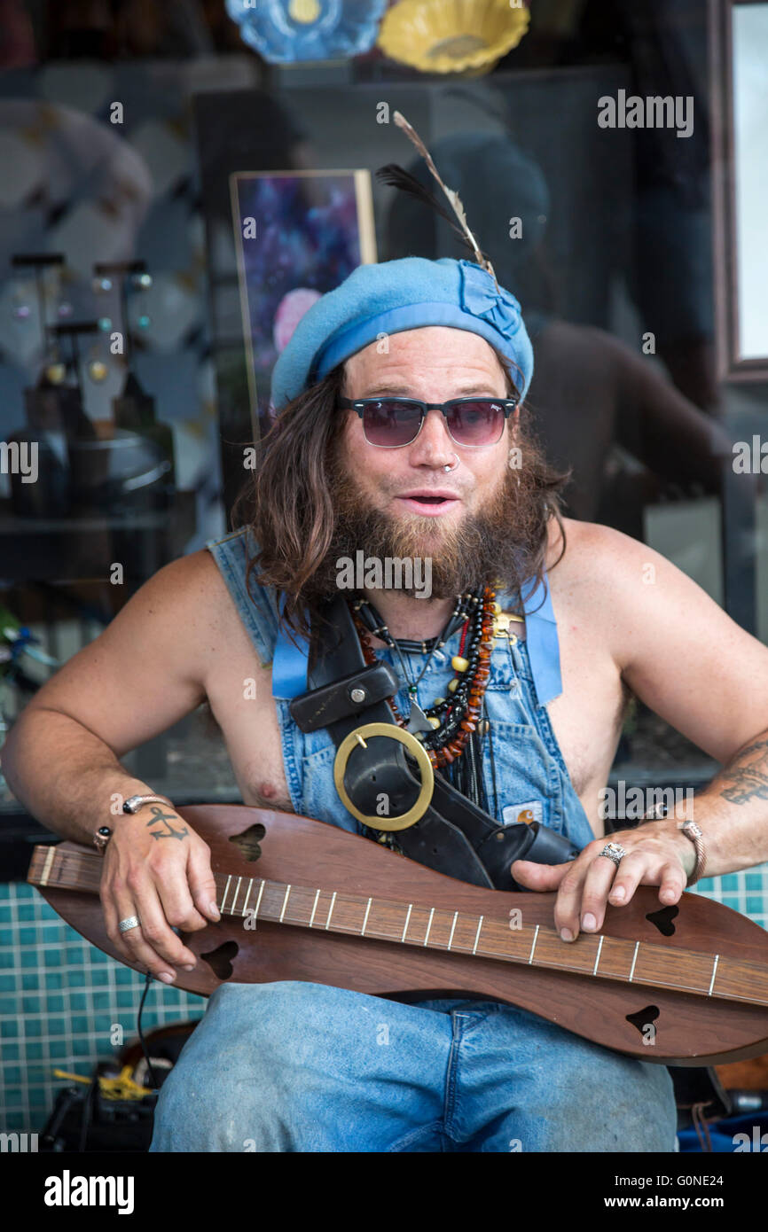 Asheville, Caroline du Nord - un jug band joue pour les dons sur une rue du centre-ville. Banque D'Images