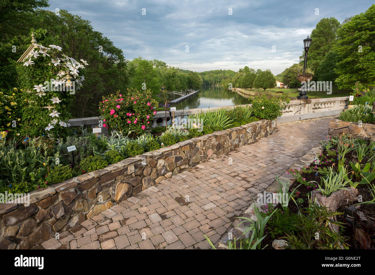 Lake Lure, Caroline du Nord - la floraison Pont sur la large rivière. Banque D'Images