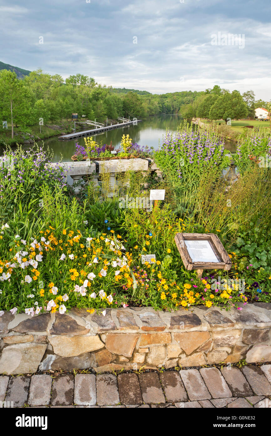 Lake Lure, Caroline du Nord - la floraison Pont sur la large rivière. Banque D'Images