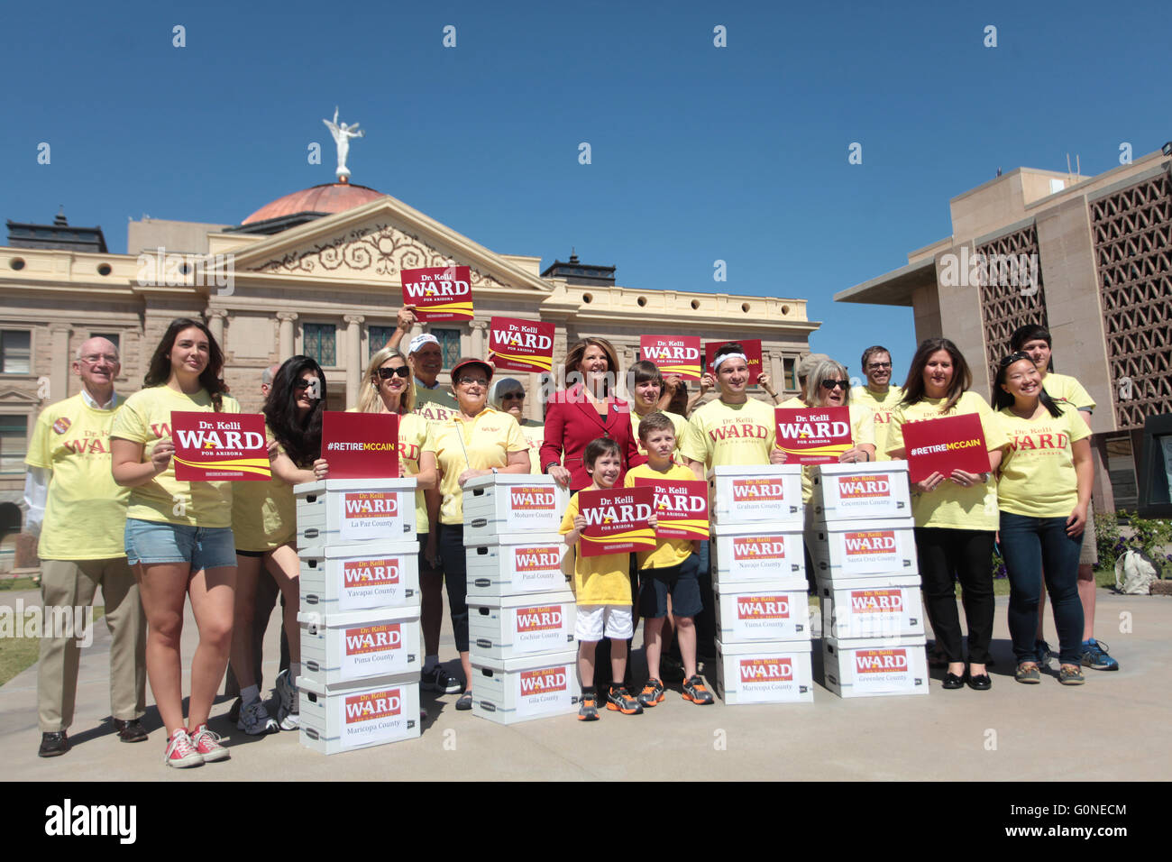 L'ancien sénateur de l'État Geoffrey Ward se tient avec des partisans à l'extérieur de l'Arizona State Capitol building après son dépôt officiel pour la primaire républicaine du sénat américain de 2016 pour contester le sénateur John McCain à long terme le 2 mai 2016 à Phoenix, Arizona. Banque D'Images