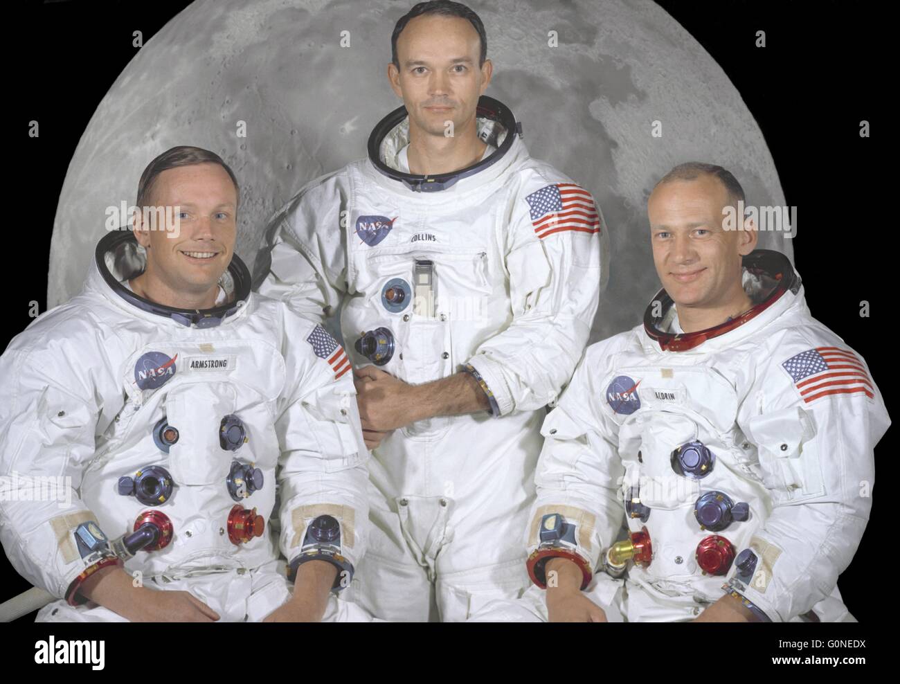 Apollo 11 premier équipage ne présentent ensemble dans leur combinaison avec un arrière-plan de la lune au Centre spatial Johnson le 1 mai 1969 à Houston, Texas. De gauche à droite sont : Commandant, Neil A. Armstrong, pilote du module de commande, Michael Collins, pilote du module lunaire, et d'Edwin E. Aldrin Jr. Banque D'Images