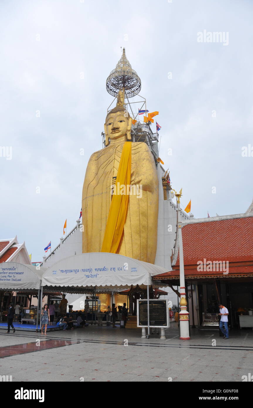 Grand Bouddha, temple Wat Intharawihan Bangkok en Thaïlande. Banque D'Images