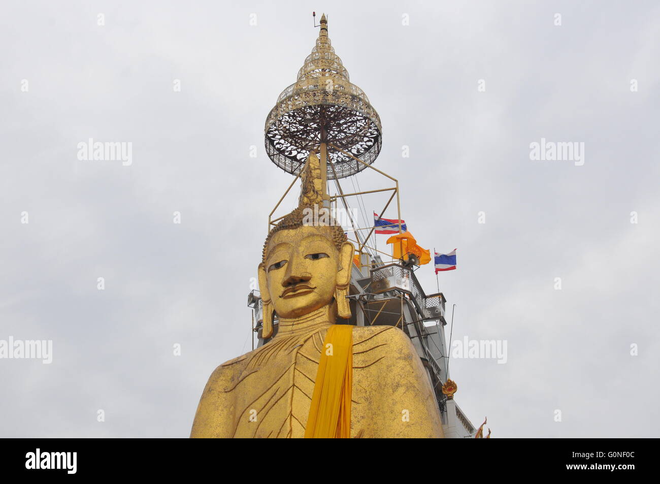 Grand Bouddha, temple Wat Intharawihan Bangkok en Thaïlande. Banque D'Images