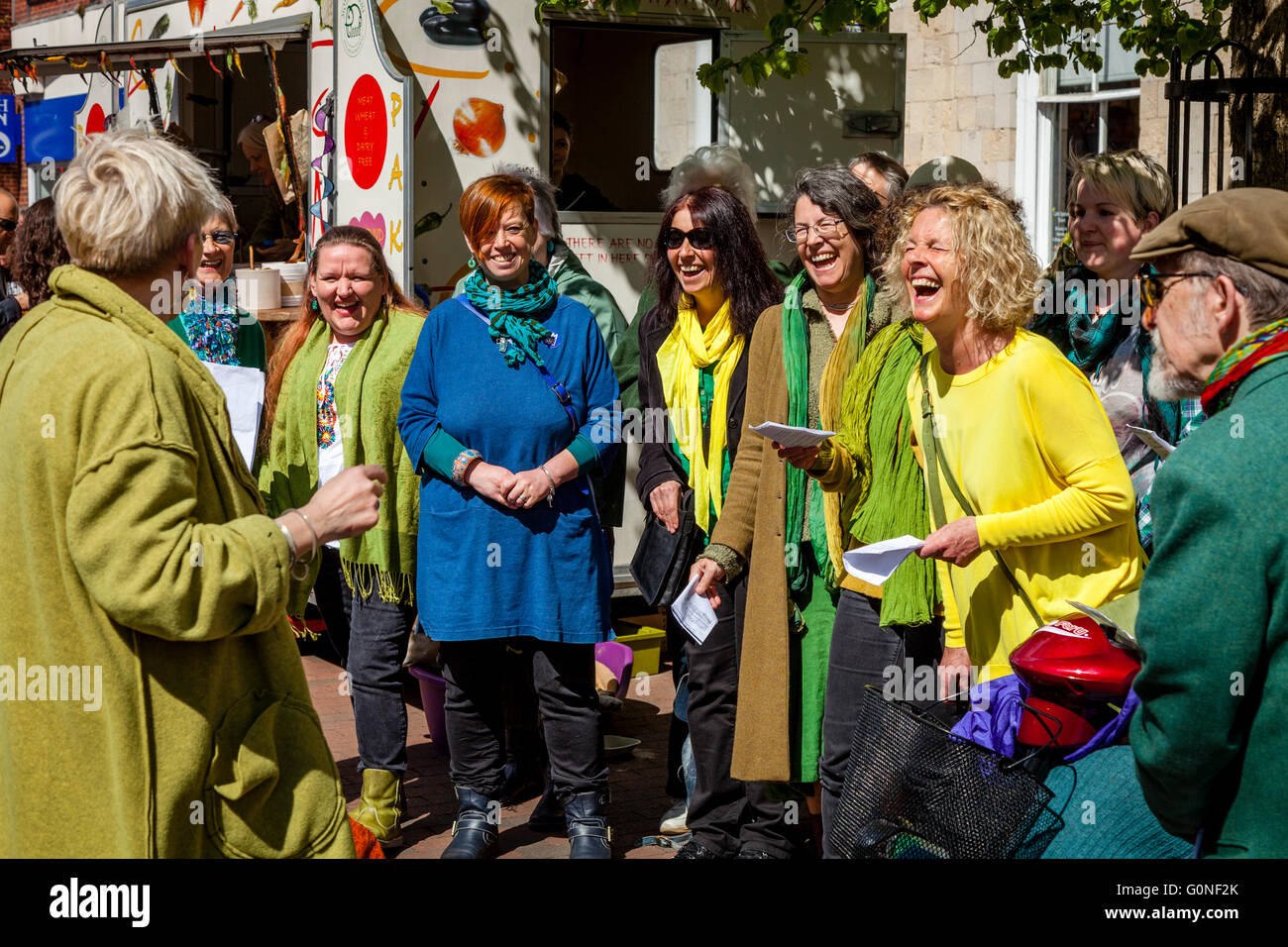 Un Chœur Local chanter des hymnes à la High Street, Lewes, dans le Sussex, UK Banque D'Images