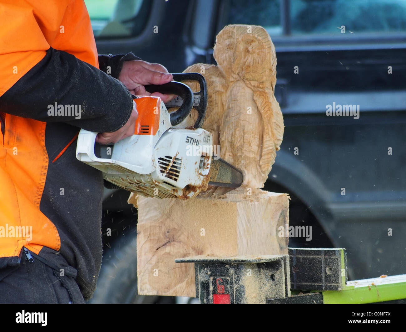 Un homme sculpte sculptures en bois à l'aide d'une scie Banque D'Images