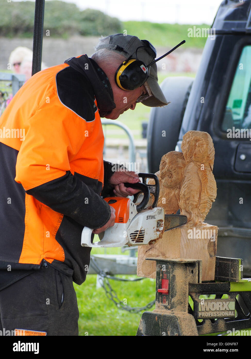 Un homme sculpte sculptures en bois à l'aide d'une scie Banque D'Images