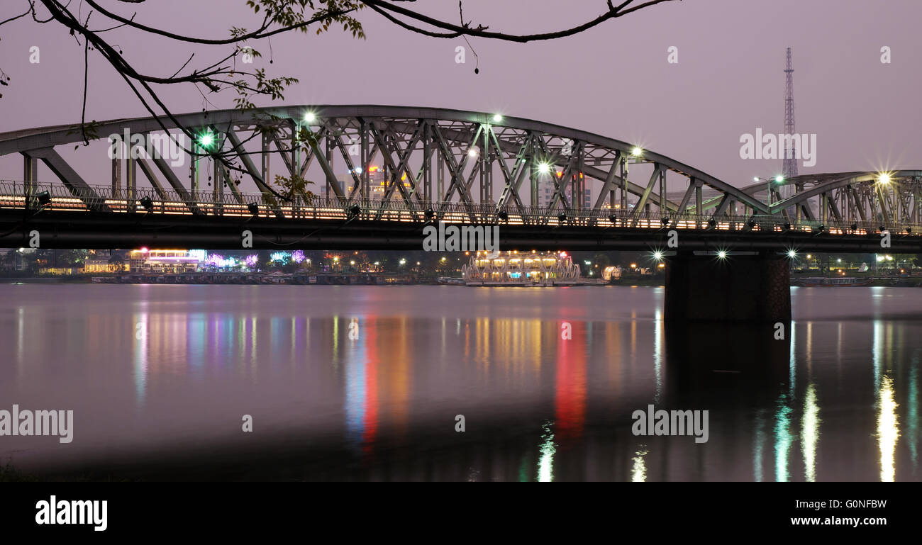 HUE, VIET NAM, Truong Tien pont, traversez la rivière Huong, un vieux pont lien avec l'histoire, le pont Trang Tien refléter sur l'eau Banque D'Images