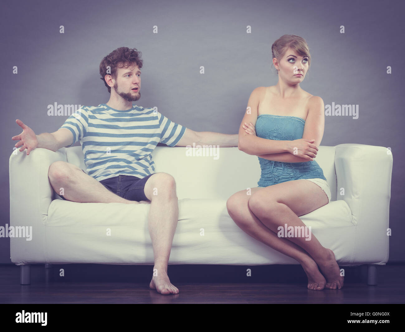 Mauvaise Relation Concept Lhomme Et La Femme En Désaccord Young Couple Sitting On Couch à 