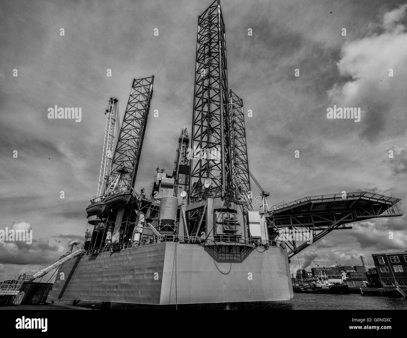 Plate-forme pétrolière mer complète, noir et blanc, contraste élevé du point de vue de la grenouille Banque D'Images