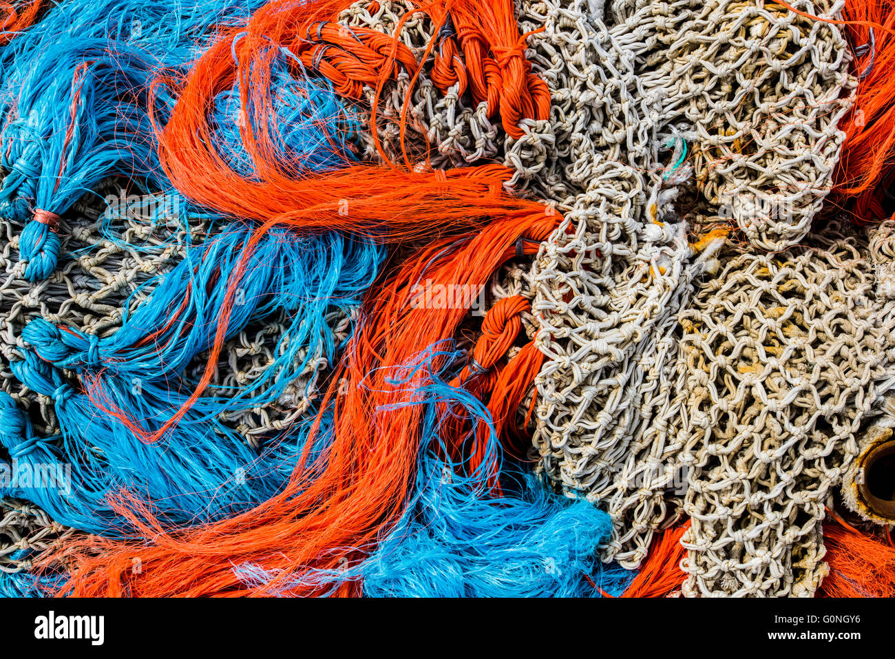 Filets de pêche colorés en bleu, orange et jaune Banque D'Images