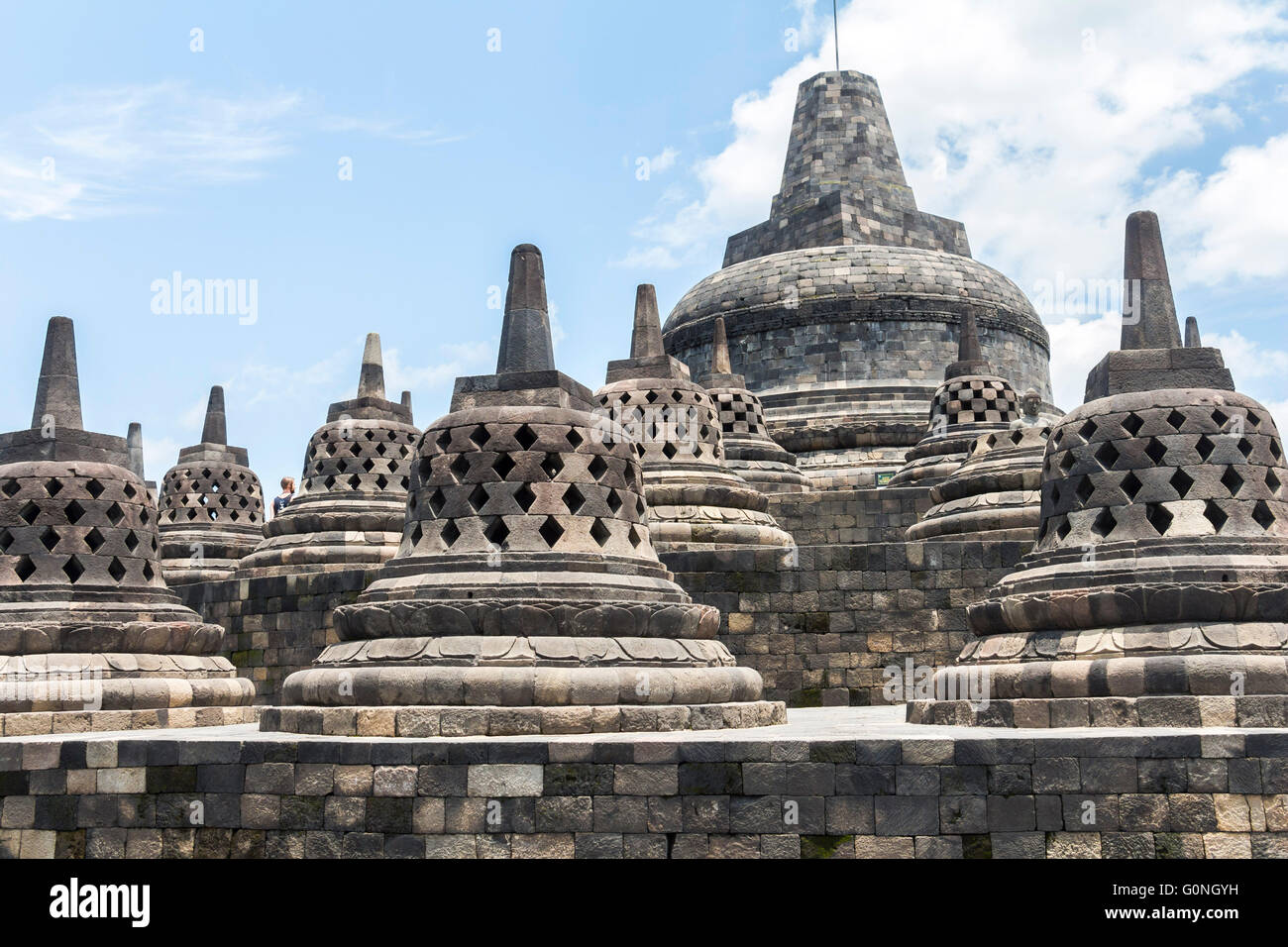 L'intérieur stupas anciens temple de Borobudur Banque D'Images