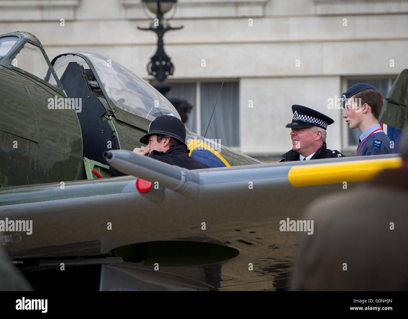 L'avant du centenaire 2018, la RAF Museum affiche trois avions emblématiques de la PREMIÈRE GUERRE MONDIALE, le Sopwith Snipe, la guerre moderne, le Spitfire et de l'Eurofighter Typhoon jet, in London's Horse Guards Parade. Le musée est en train de préparer pour une rénovation majeure de son site de Colindale. Pilote de chasse de la RAF et détenteur du record du monde de vitesse au sol, Andy Green posé par un typhon jet. Les plans verts de battre son propre record de vitesse à l'aide d'un Eurofighter Typhoon moteur à réaction. En vedette : où : Spitfire London, Royaume-Uni Quand : 01 Avr 2016 Banque D'Images