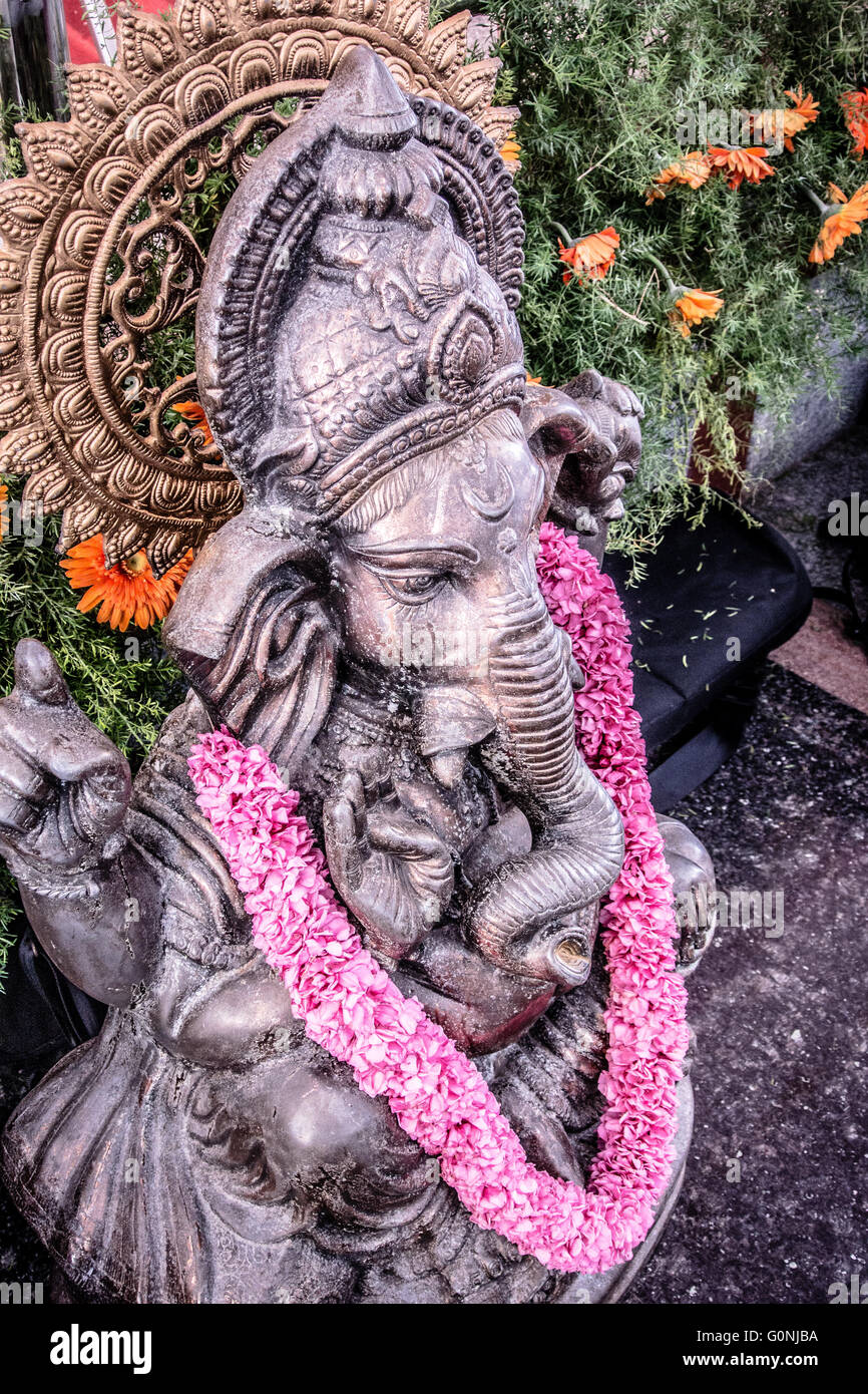 Sculpture de dieu hindou Ganesh avec Indian Wedding Lei Banque D'Images