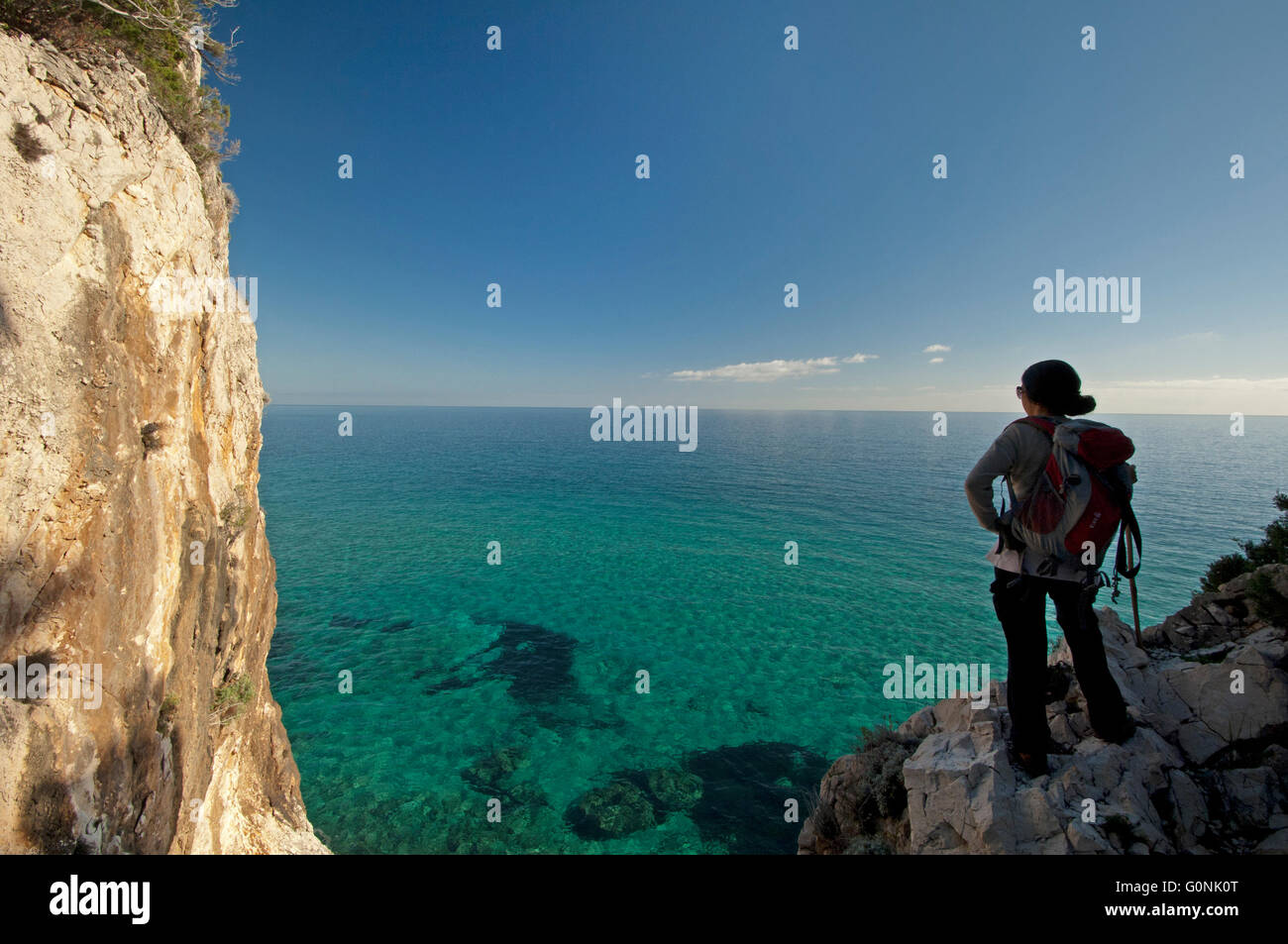 Baunei, Sardaigne, Italie, 12/2015. Femme regardant la mer le long de la célèbre route de trekking Selvaggio blu dans la côte de l'Ogliastra. Banque D'Images
