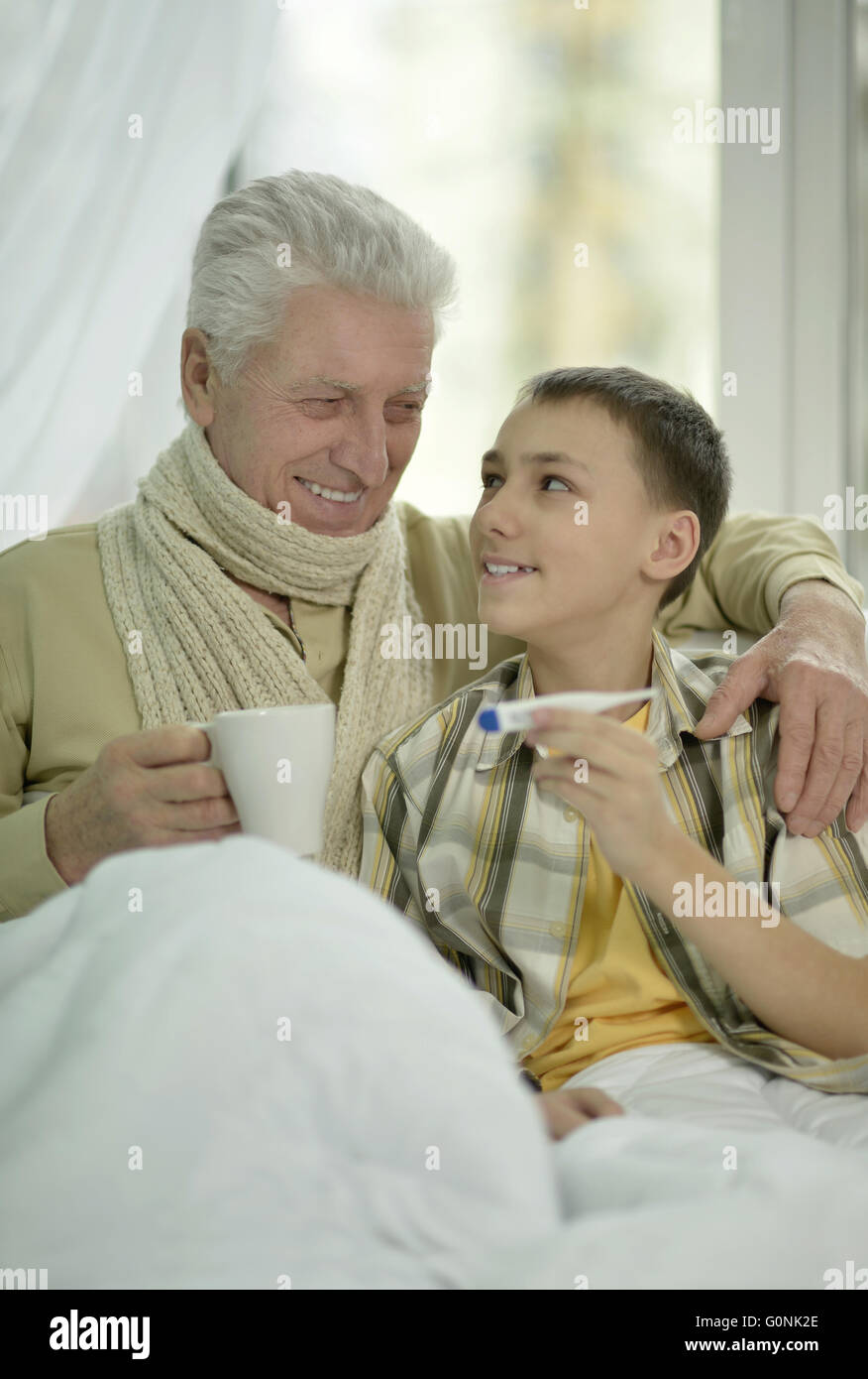 Portrait de sick man with grandson Banque D'Images