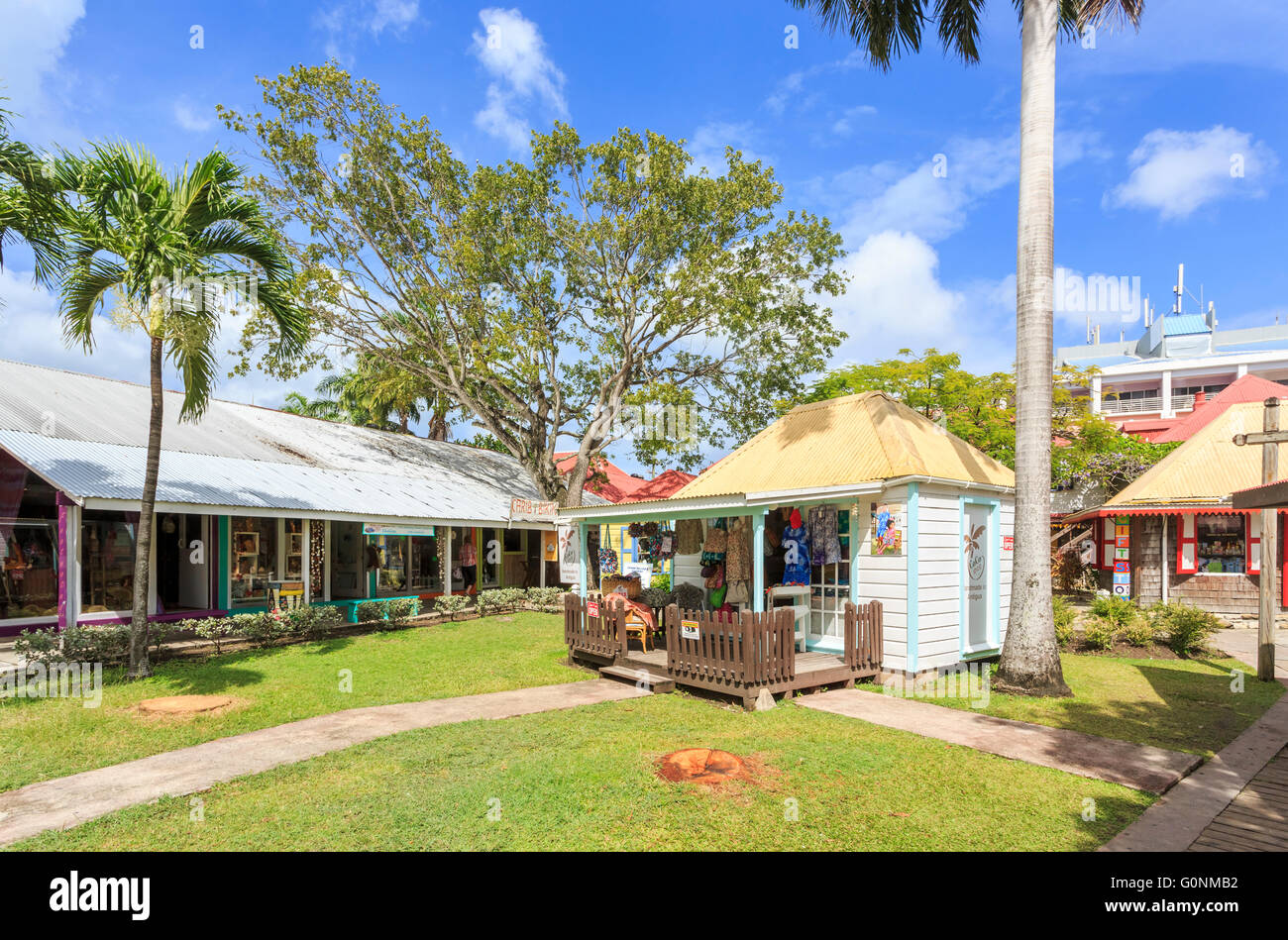 Boutiques de souvenirs près du port terminal, St John's, la capitale, dans le nord d'Antigua-et-Barbuda, Antilles sur une journée ensoleillée Banque D'Images