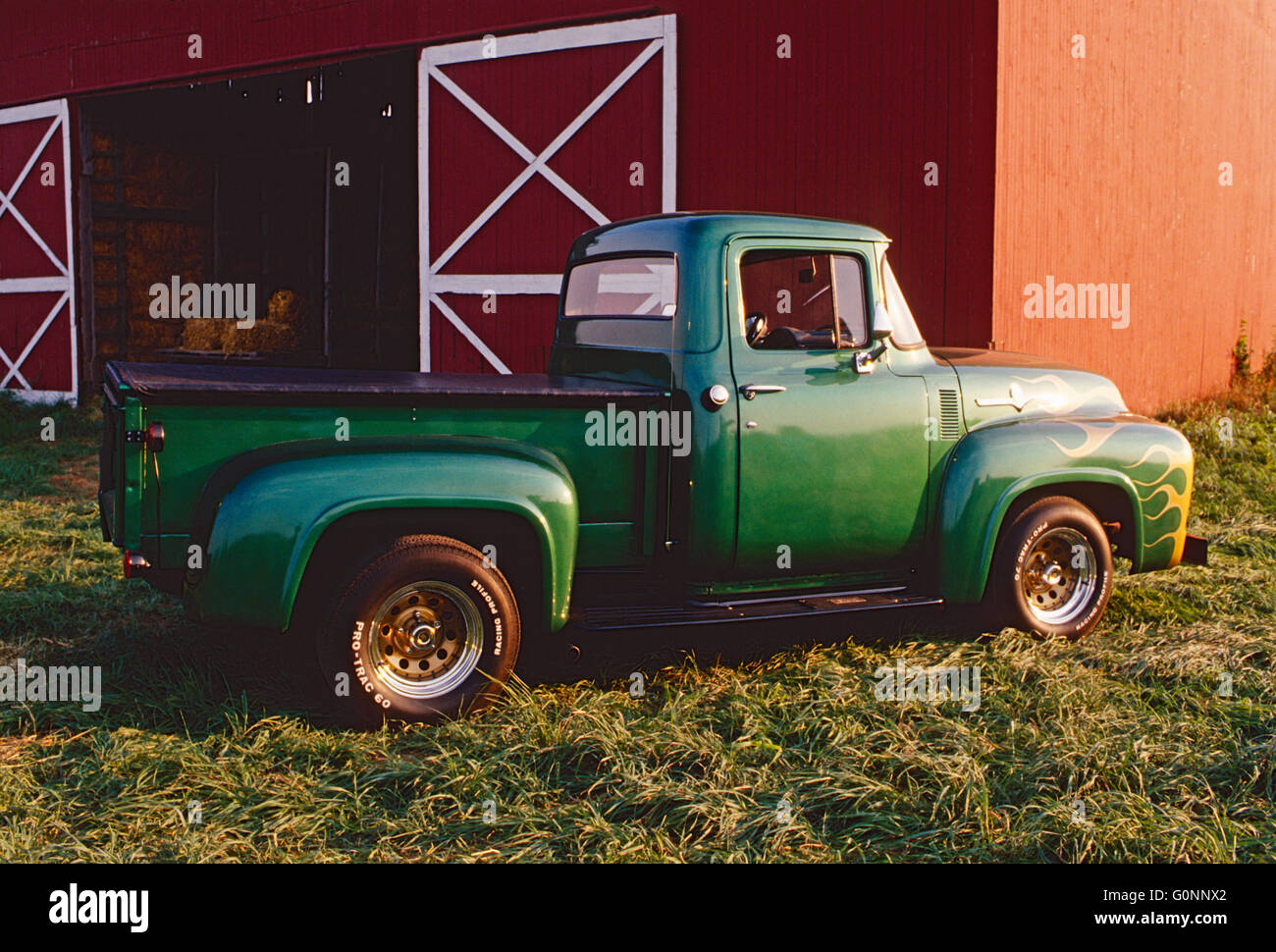 Green & Gold Antique Ford pick up truck ; New York, USA Banque D'Images
