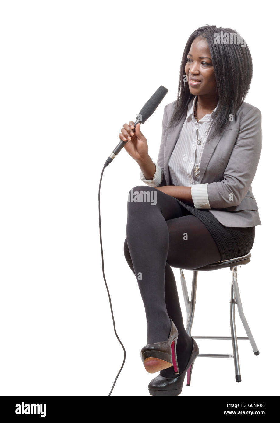 Un jeune journaliste afro-américain avec un microphone Banque D'Images