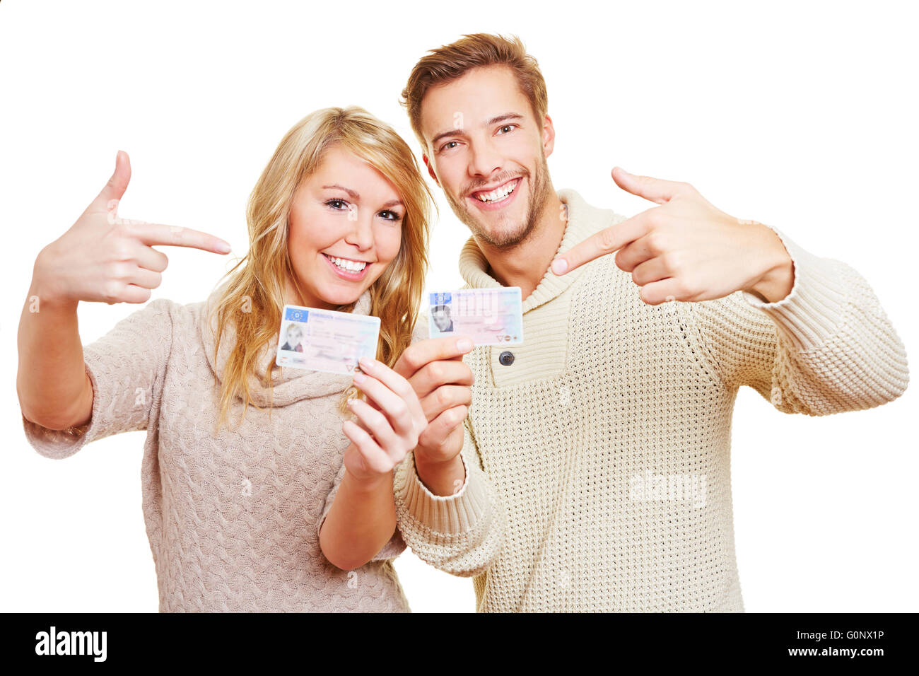 Deux heureux adolescent montrant fièrement leurs permis de conduire allemand Banque D'Images