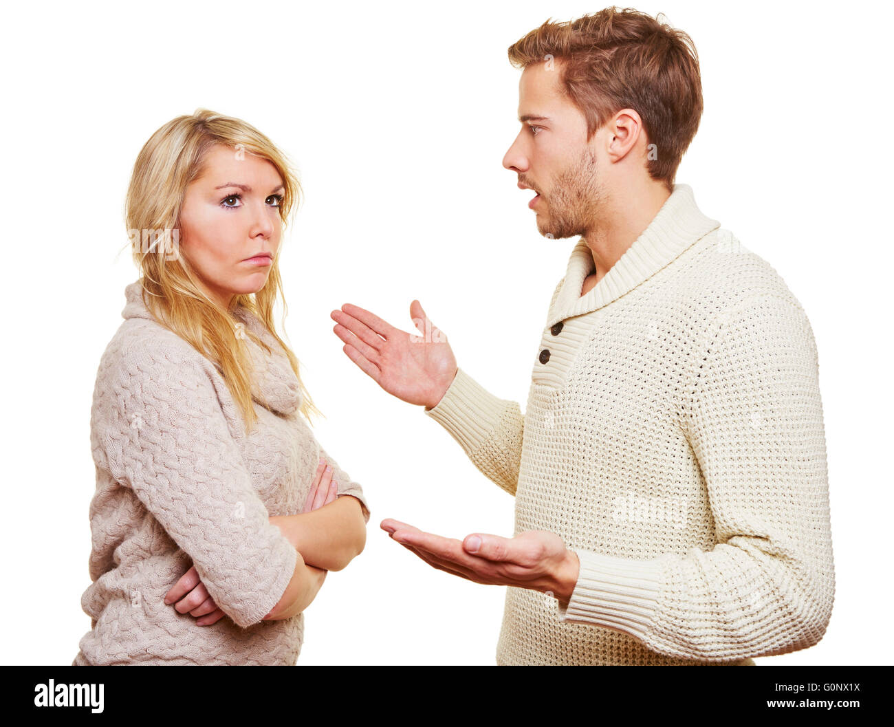 Homme en colère avec argueing bouder femme avec les bras croisés Banque D'Images