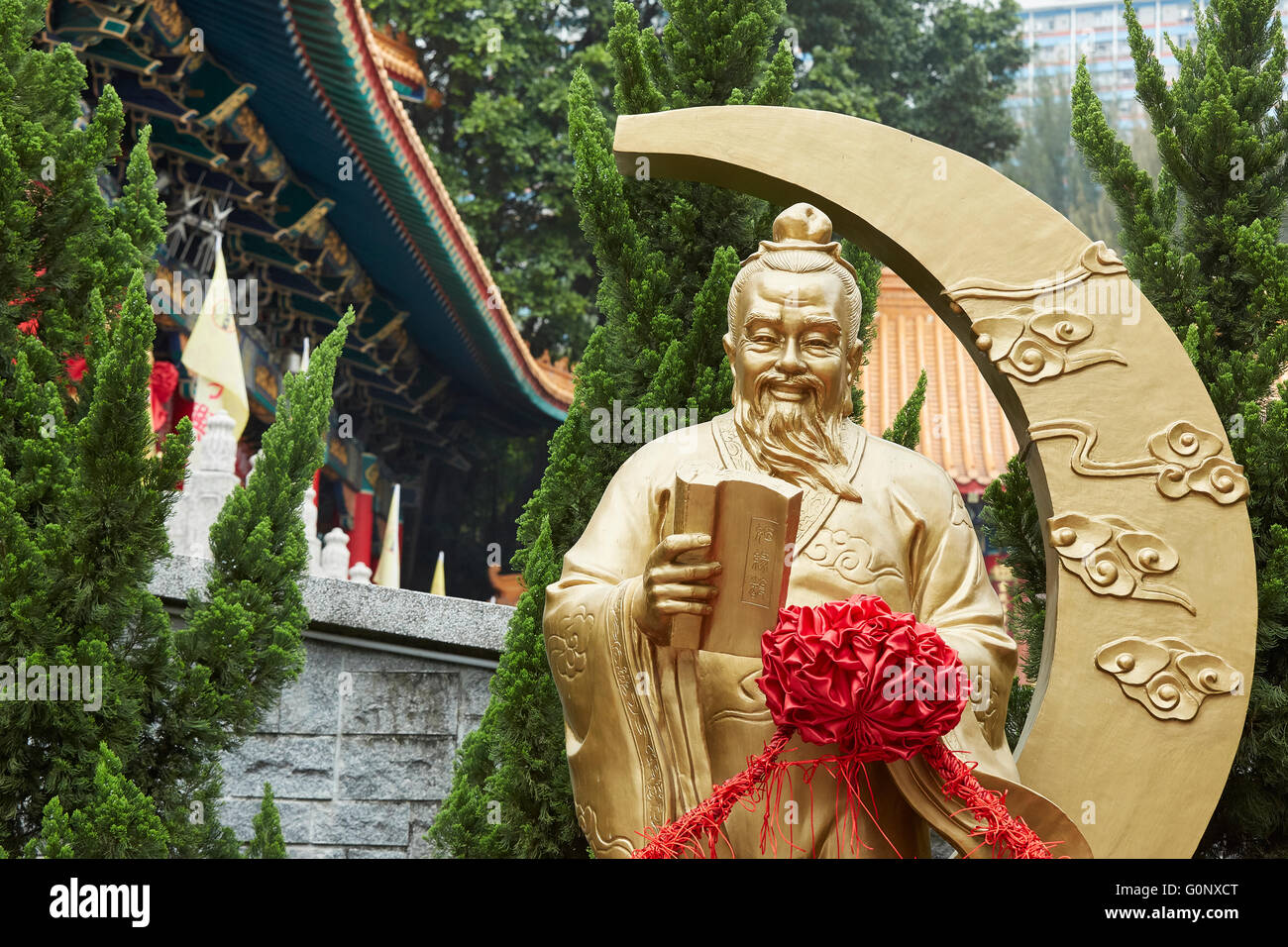 Ornate statue en or dans le Temple de Wong Tai Sin, Hong Kong. Banque D'Images