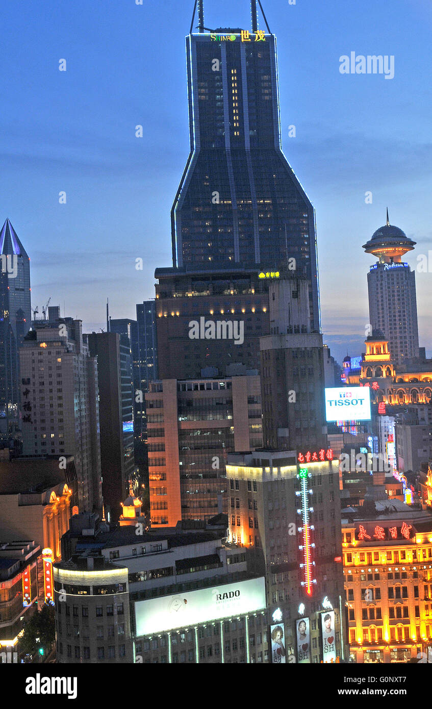 Vue aérienne sur Nanjing road district par nuit Shanghai Chine Banque D'Images Vue aérienne sur Nanjing road district par nuit Shanghai Chine Banque D'Images
