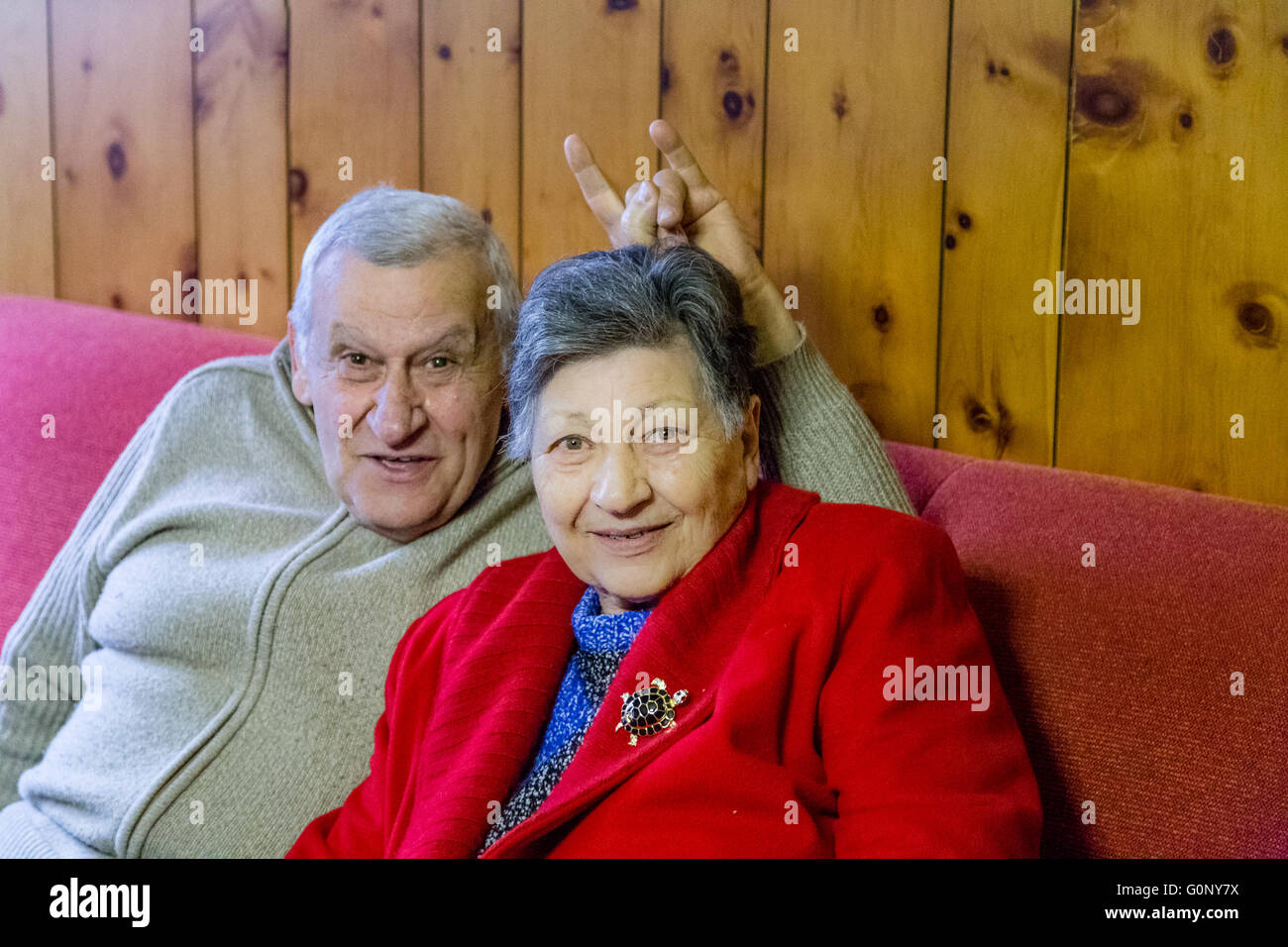 Vieux couple sérieux tout en étant assis sur le canapé de leur salon