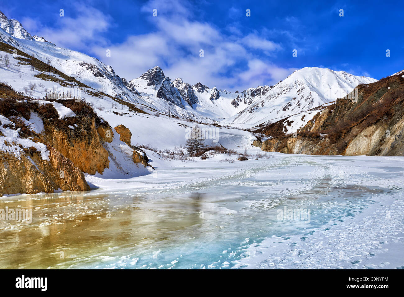 Sentier sur une rivière gelée dans les montagnes de l'Est Sayan . Sur ce chemin d'escalade pour grimpeurs en mouvement à sommet des montagnes . La Bouriatie Banque D'Images