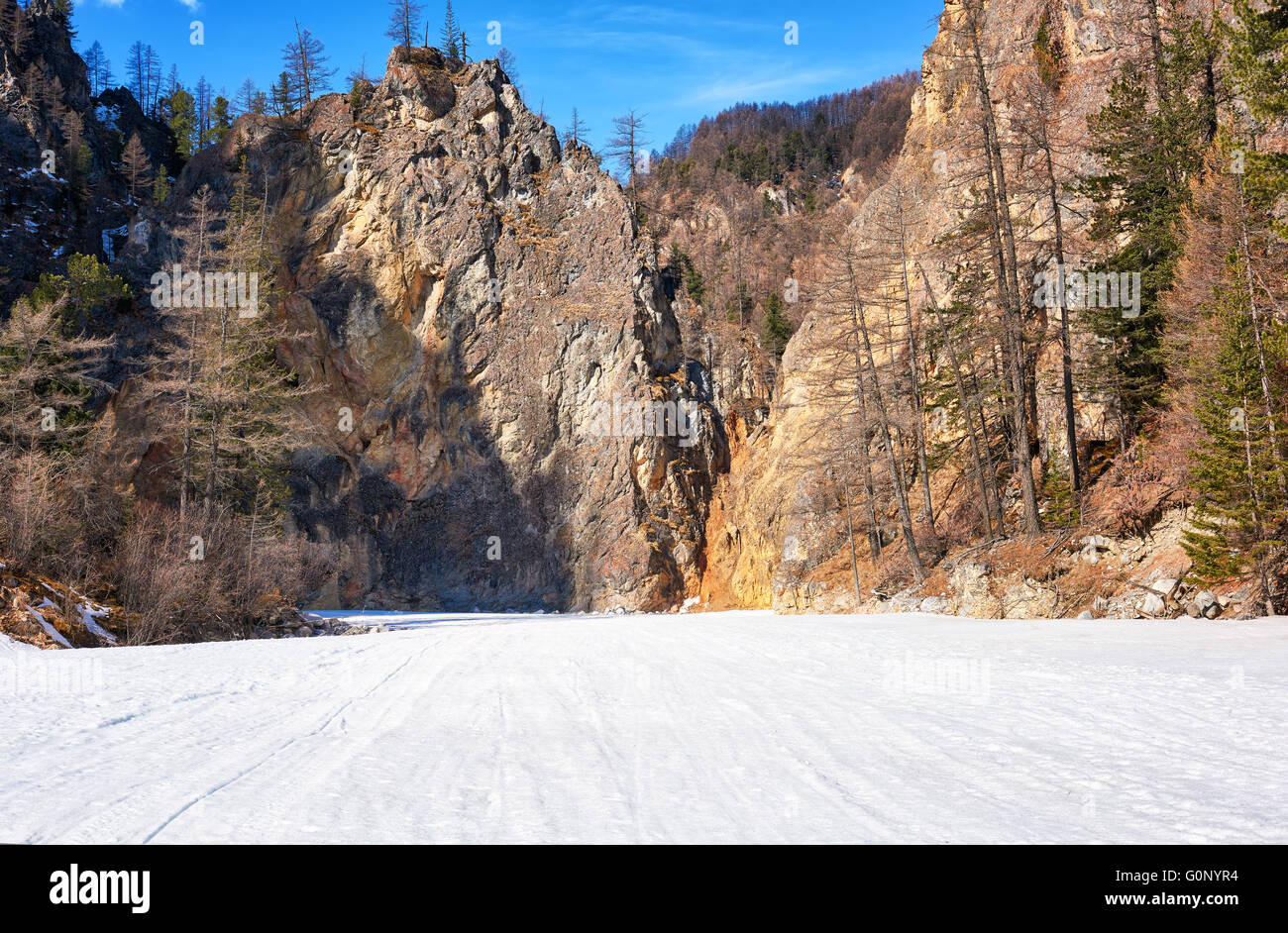 Rochers montagne canyon dans l'Est de Sayan . Rivière Irkut blanc . Bouriatie . La Russie Banque D'Images
