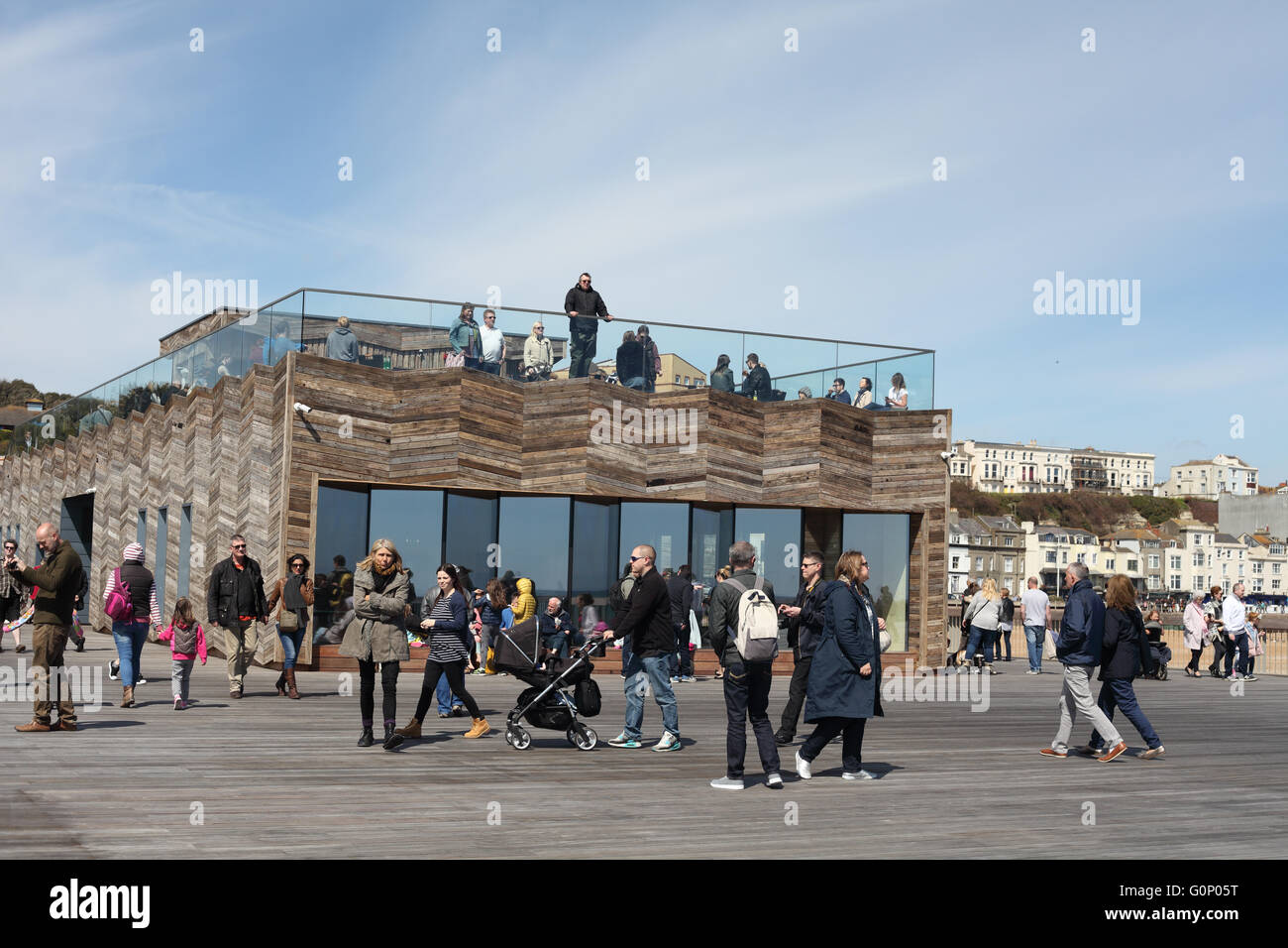 Les personnes bénéficiant de la marche sur la nouvelle jetée à Hastings, East Sussex, UK Banque D'Images