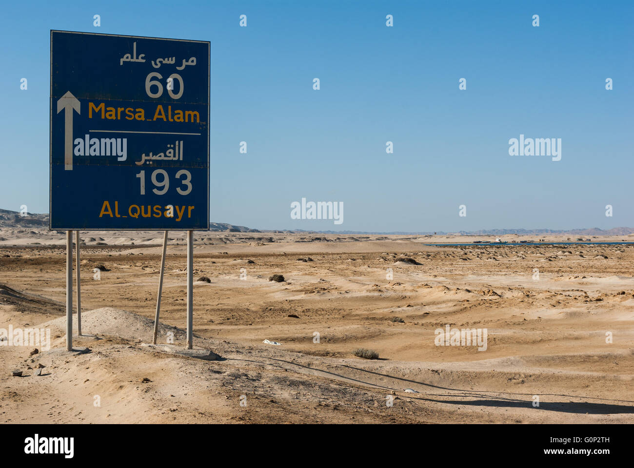 60 Marsa Alam, Al Qusayr 193 - roadsign (après inscription) par la Marsa Alam Berenice Road, Haute Egypte Banque D'Images