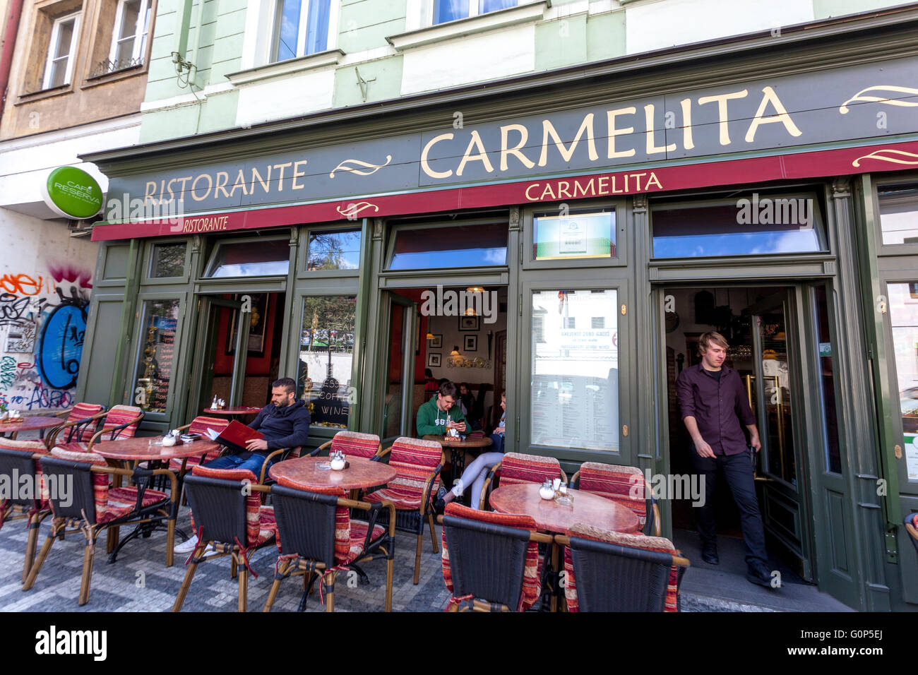 Prague café restaurant extérieur Carmelita, rue Karmelitska, Mala Strana, Prague, République Tchèque Banque D'Images