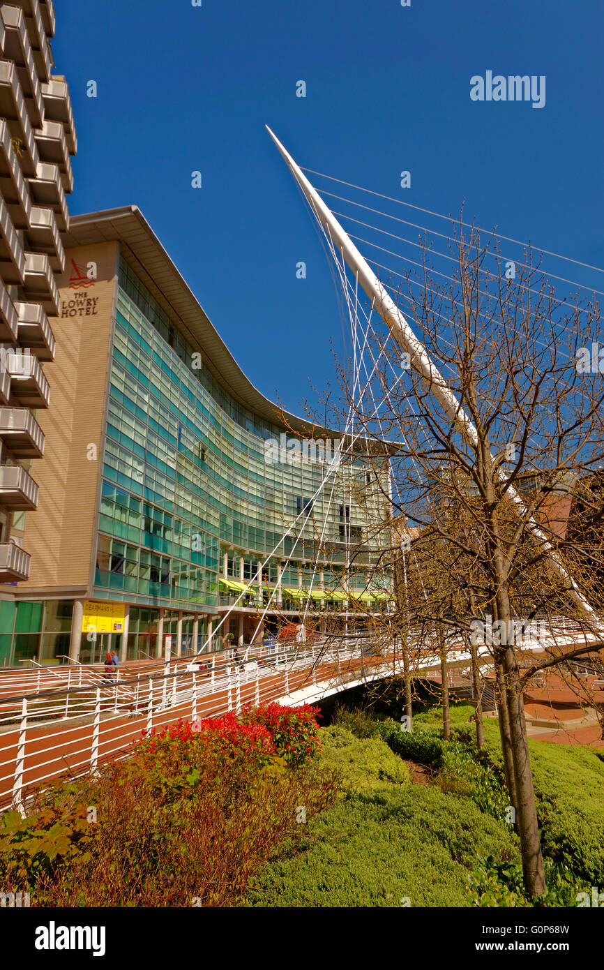 Le Lowry Hotel et Trinity Bridge, Ville de Salford, Greater Manchester, Angleterre Banque D'Images