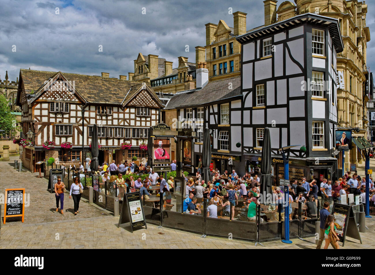 L'ancienne auberge de Wellington et Sinclairs Oyster Bar, populairement connu comme "la pagaille" dans Exchange Square Manchester, Angleterre Banque D'Images