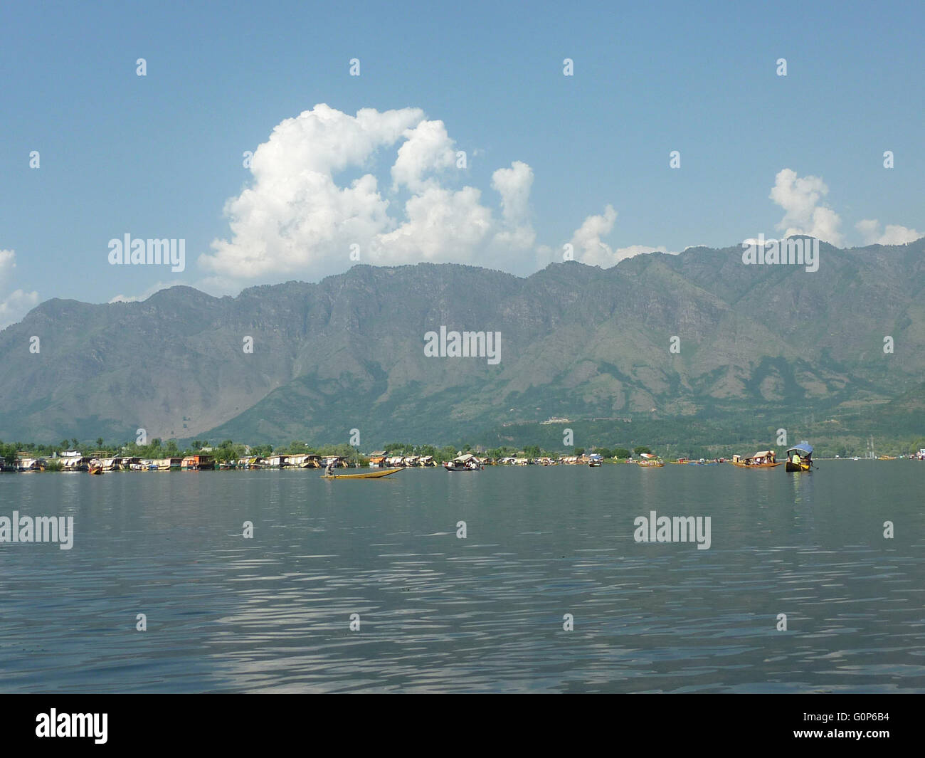 Houseboats en Dal Lake, à Srinagar, au Cachemire, des jardins familiaux, shikaras, montagnes en arrière-plan Banque D'Images