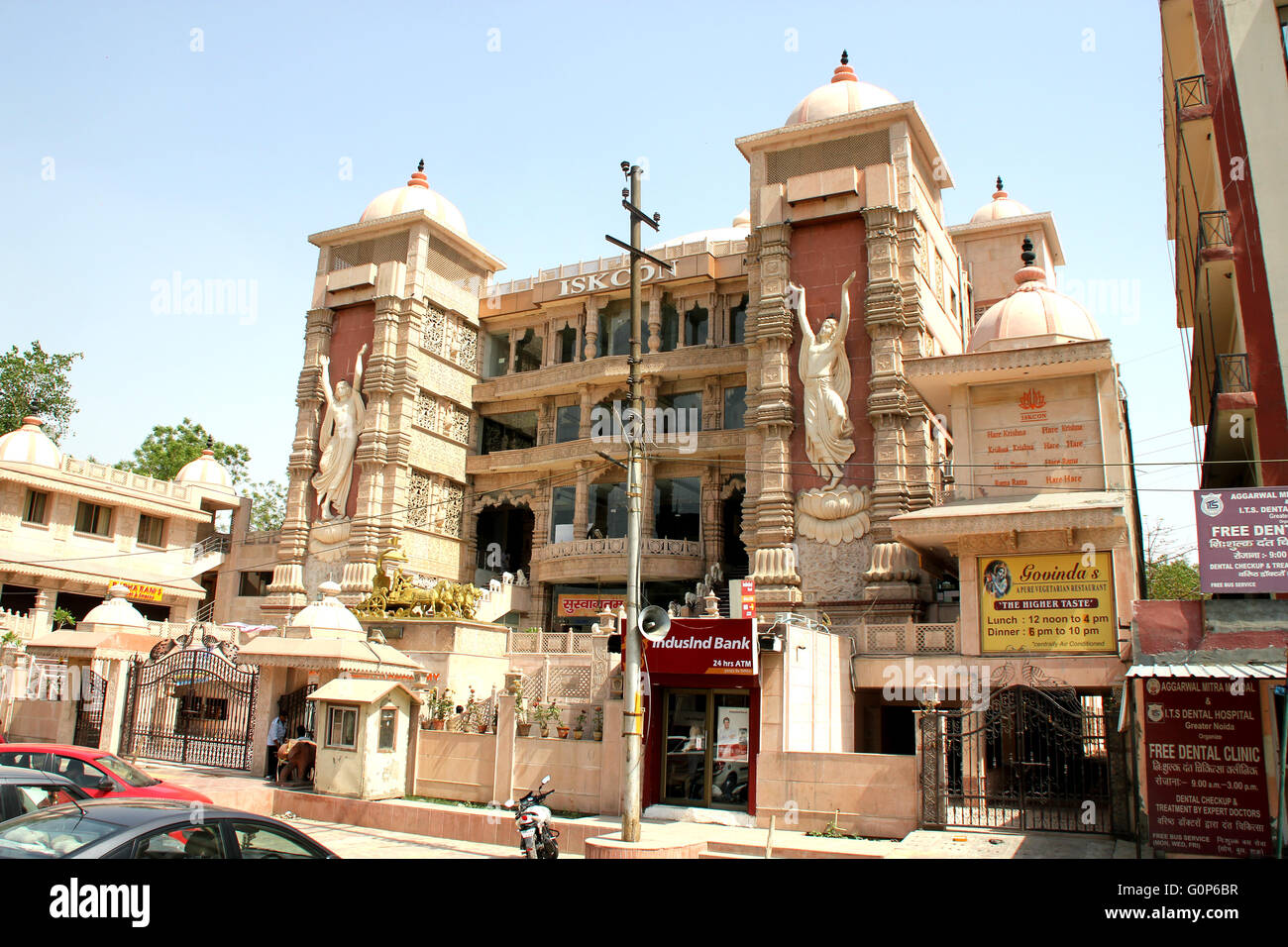 Temple ISKCON Noida, Uttar Pradesh, Inde, magnifique temple dédié au dieu Krishna avec chariot d'or sur plate-forme surélevée Banque D'Images