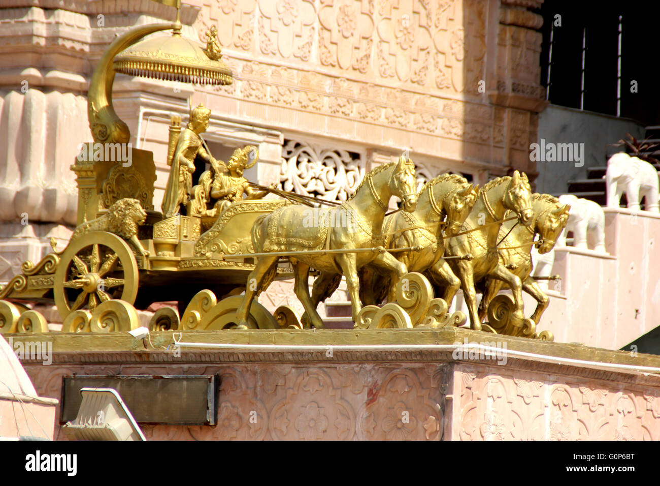 Chariot d'or au Temple ISKCON Noida, Uttar Pradesh, Inde, sur plate-forme relevée montrant Krishna et Arjun Banque D'Images