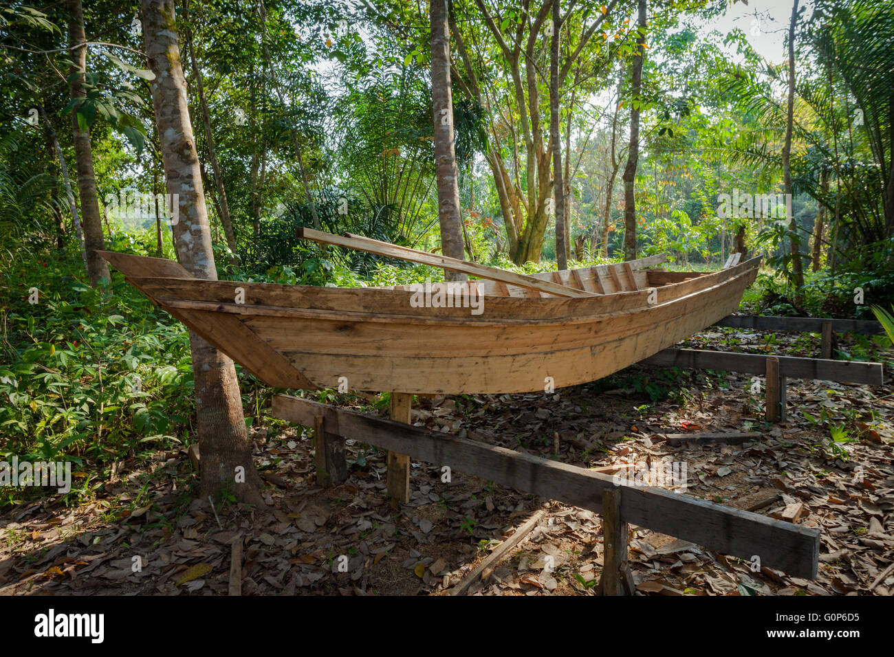 Voile en construction, en utilisant des méthodes traditionnelles et rurales, Sabah, Malaisie Bornéo du nord Banque D'Images
