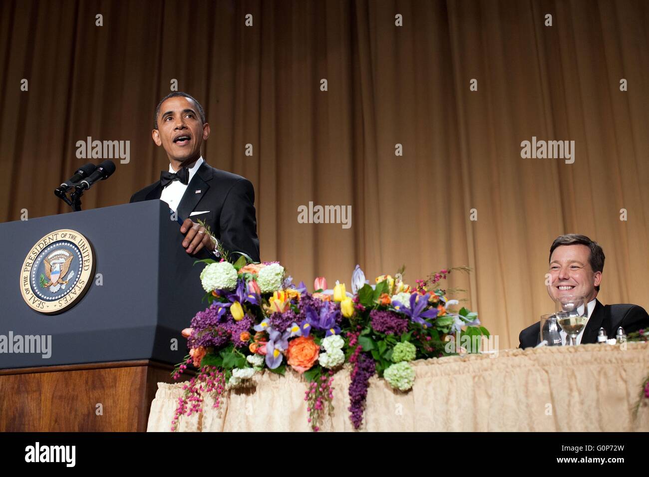 Président américain Barack Obama prononce une allocution au cours de la White House Correspondents Association dîner comme Ed Henry de Fox News est le 28 avril 2012 à Washington, D.C. Banque D'Images