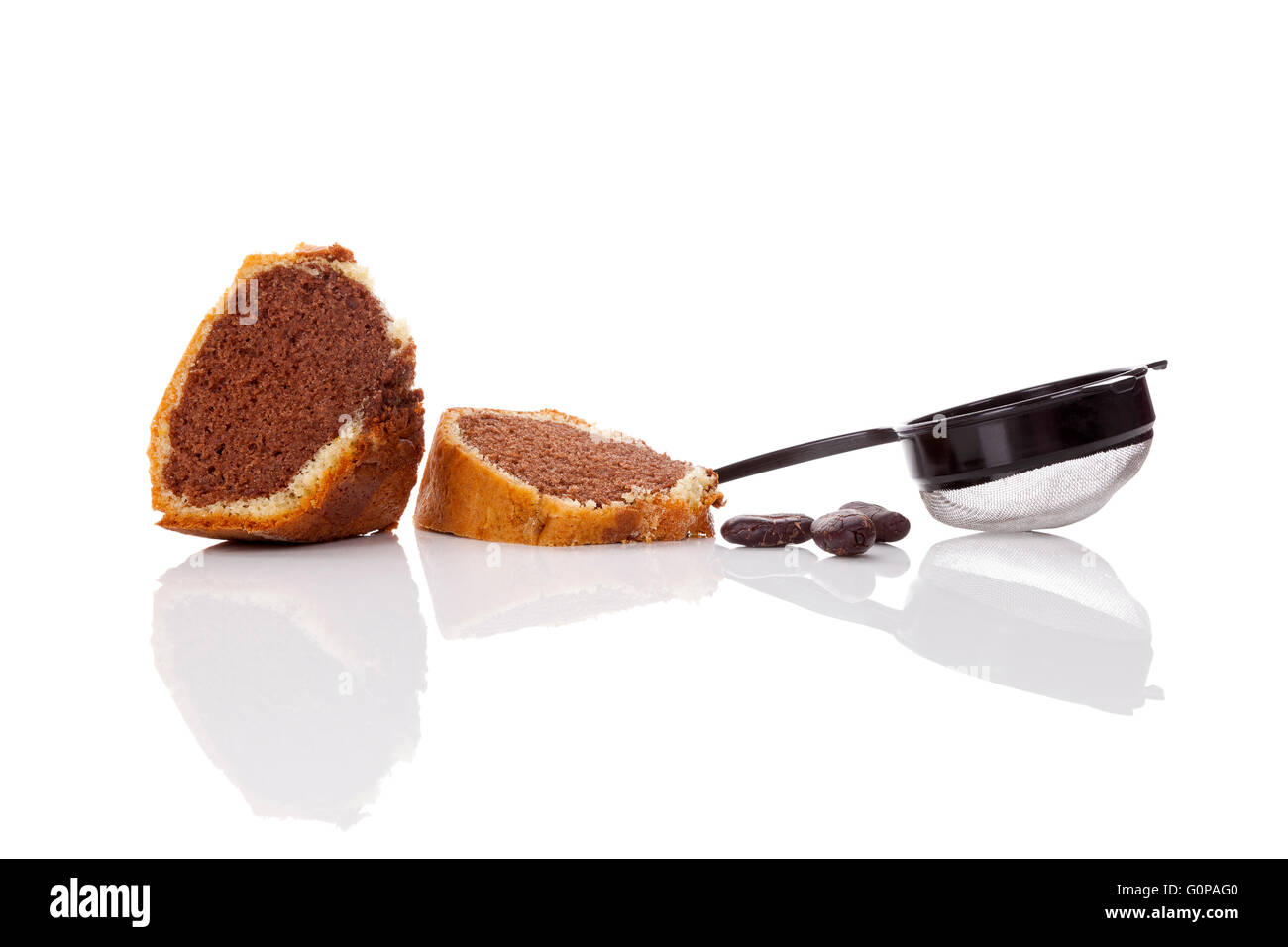 Délicieux gâteau bundt sur fond blanc avec la réflexion. Gâteau bundt doux traditionnel européen. Banque D'Images