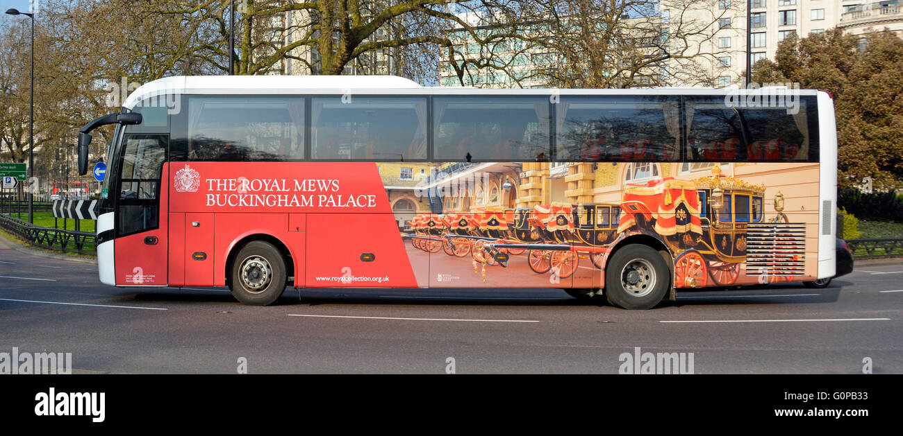 La publicité pour le Royal Mews à Buckingham Palace London England UK sur le côté de l'entraîneur exploité par Golden Tours Banque D'Images