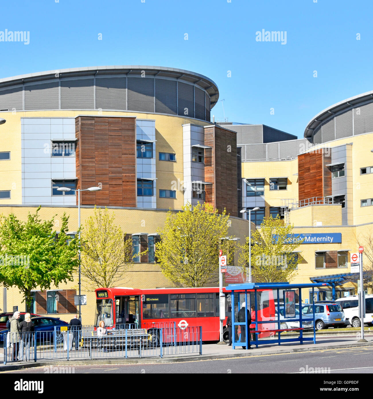 Arrêts de bus à l'Hôpital général de Queens Romford comprend signe pour l'entrée de l'unité de maternité dans le quartier East London Borough of Havering England UK Banque D'Images Arrêts de bus à l'Hôpital général de Queens Romford comprend signe pour l'entrée de l'unité de maternité dans le quartier East London Borough of Havering England UK Banque D'Images