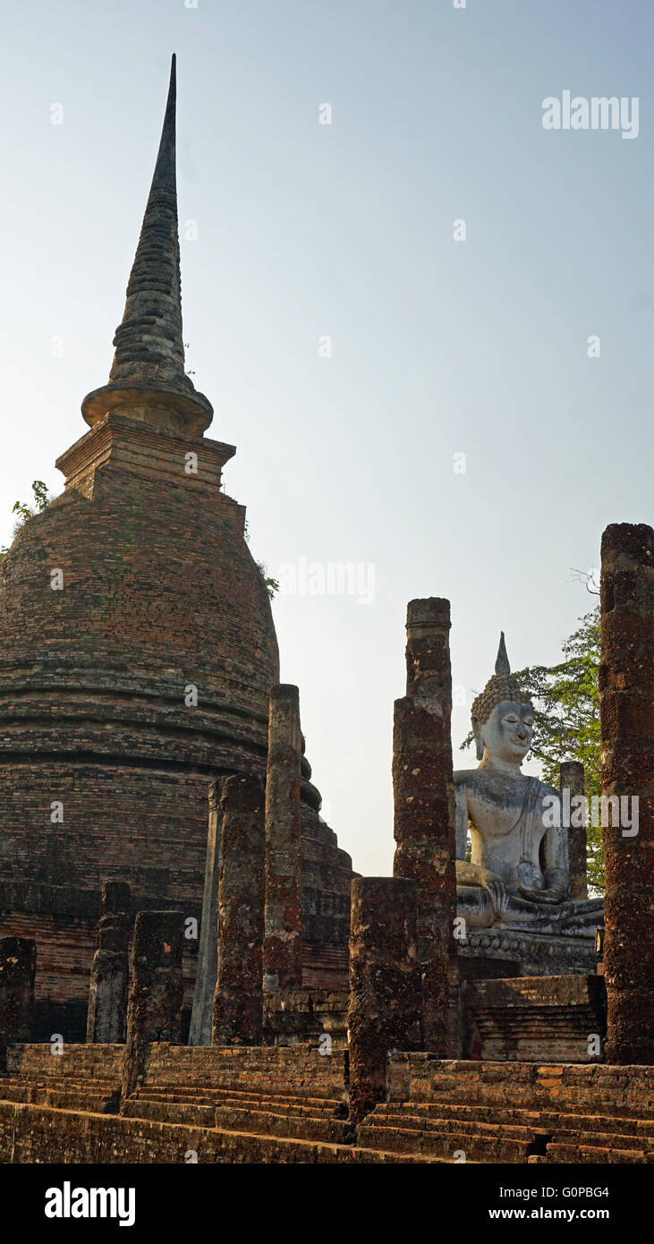 Ancien Temple dans le parc historique de Sukhothai Banque D'Images