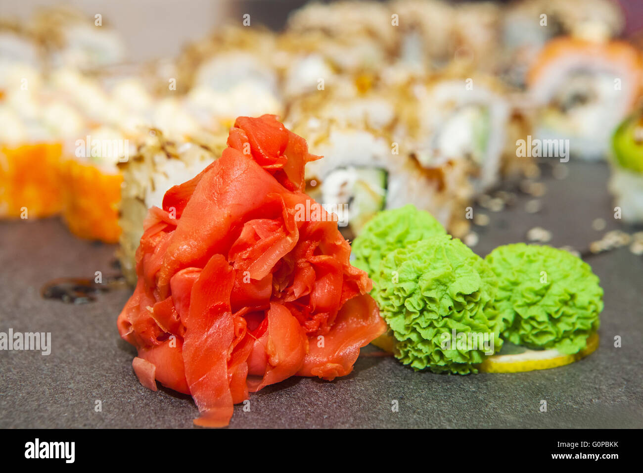 Sushi roll avec le saumon et les crevettes Banque D'Images