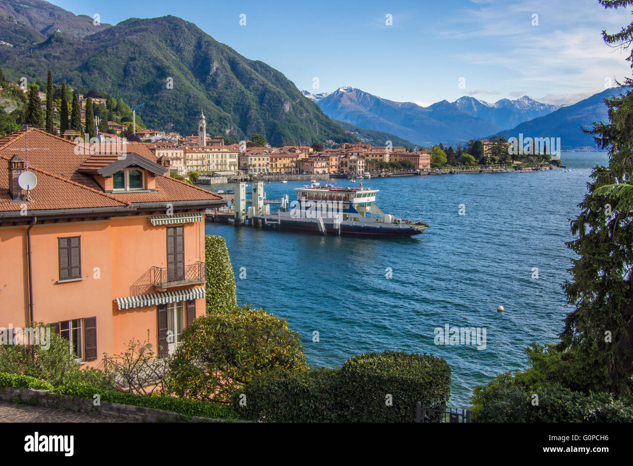 Bateau amarré à une jetée à Menaggio, sur le lac de Côme, Lombardie, province de Côme, en Italie. Banque D'Images Bateau amarré à une jetée à Menaggio, sur le lac de Côme, Lombardie, province de Côme, en Italie. Banque D'Images