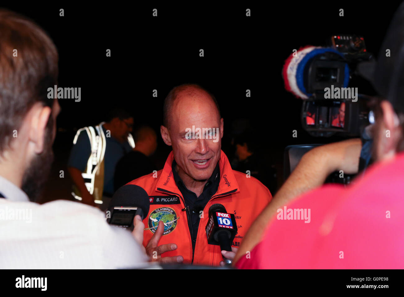 Phoenix, Arizona, USA. 09Th Mai, 2016. Un des pilotes de Solar Impulse, Bertrand Piccard, parle avec les journalistes après l'avion solaire piloté par André Borschberg, a atterri à l'aéroport de Phoenix-Goodyear. L'avion a décollé de l'Aérodrome de Moffett, près de San Francisco, plus tôt dans la journée. les 16 heures de vol environ 720 couverts. Crédit : Jennifer Mack/Alamy Live News Banque D'Images