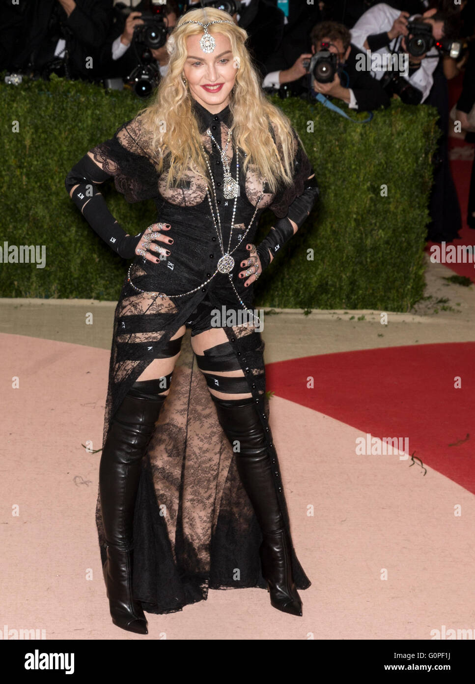 New York, USA. 2 mai, 2016. Madonna assiste à la Manus x Machina Mode dans l'ère de la technologie Costume Institute Gala au Metropolitan Museum of Art Crédit : Ovidiu Hrubaru/Alamy Live News Banque D'Images